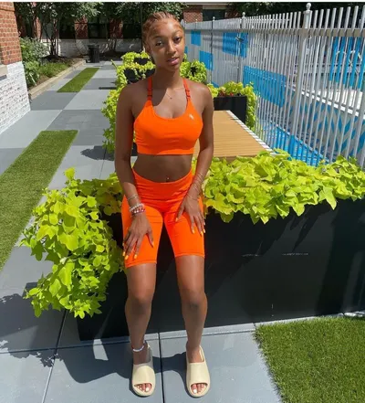 Angel Reese — Füße Foto 13