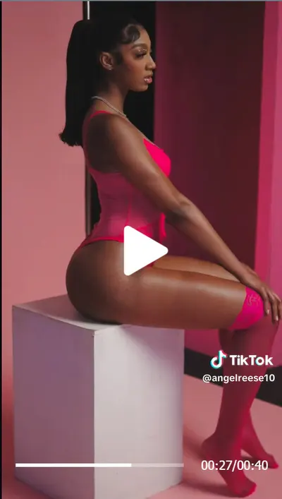 Angel Reese — Füße Foto 15