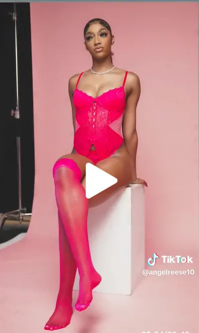 Angel Reese — Füße Foto 16