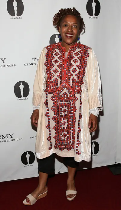CCH Pounder — foto de pies 14