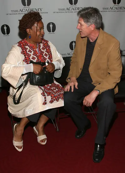 CCH Pounder — foto de pies 15