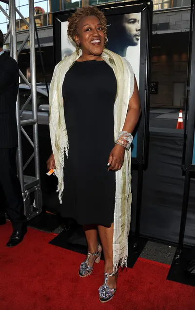 CCH Pounder — foto de pies 16