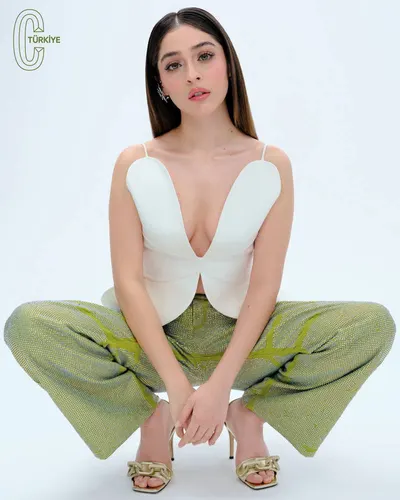 Cemre Baysel — Füße Foto 19