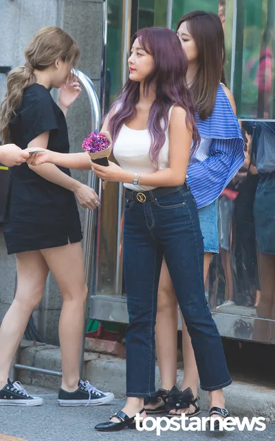 Chou Tzu-Yu — foto de pies 30