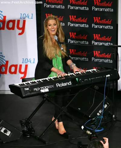Delta Goodrem — Füße Foto 20