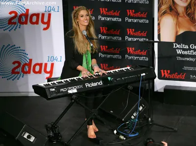 Delta Goodrem — Füße Foto 21
