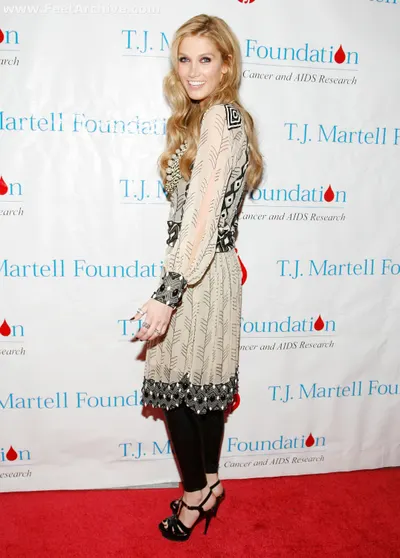 Delta Goodrem — Füße Foto 23