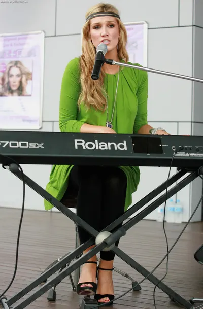 Delta Goodrem — Füße Foto 24