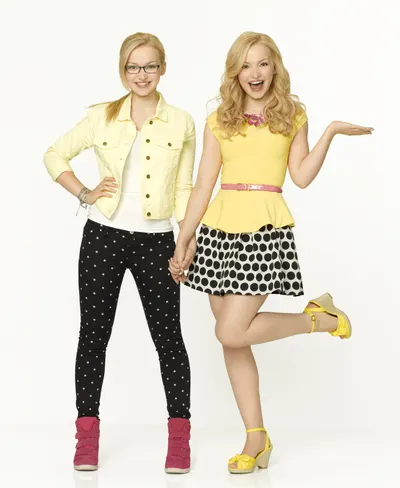 Dove Cameron — Füße Foto 29