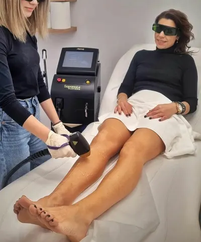 Eleni Tzavara — photo de pieds 41