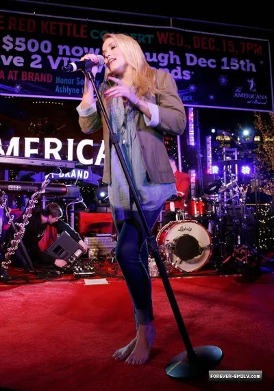 Emily Osment — Füße Foto 16