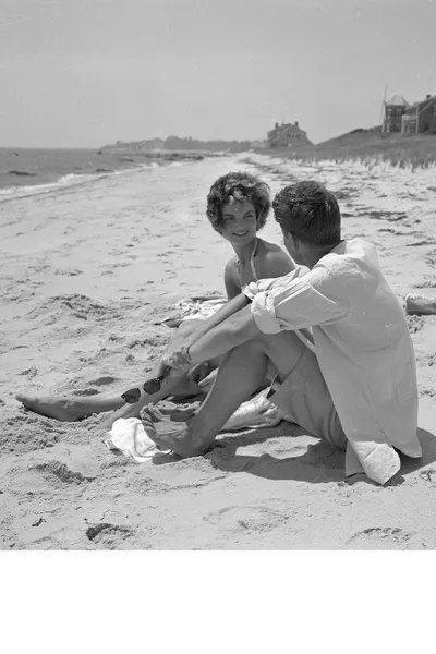 Jacqueline Kennedy Onassis — foto de pies 33