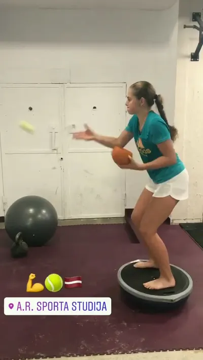 Jelena Ostapenko — Füße Foto 17