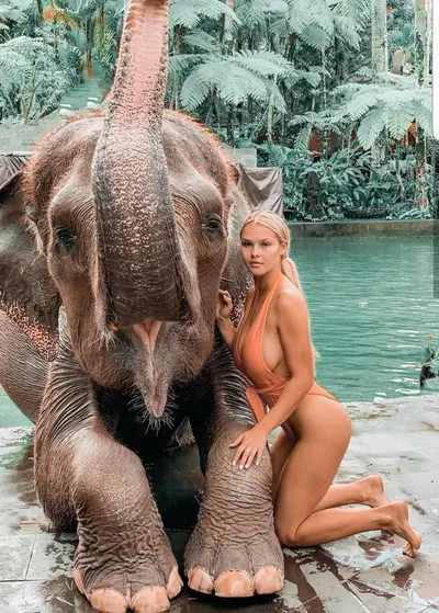 Kinsey Wolanski — foto de pies 14