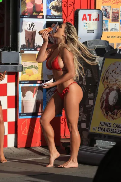 Kinsey Wolanski — foto de pies 29