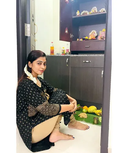 Kuhasini Gnanaseggaran — foto de pies 13