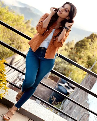 Kuhasini Gnanaseggaran — foto de pies 35