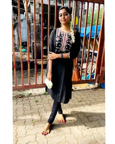 Kuhasini Gnanaseggaran — foto de pies 43