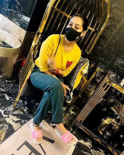 Kuhasini Gnanaseggaran — foto de pies 46