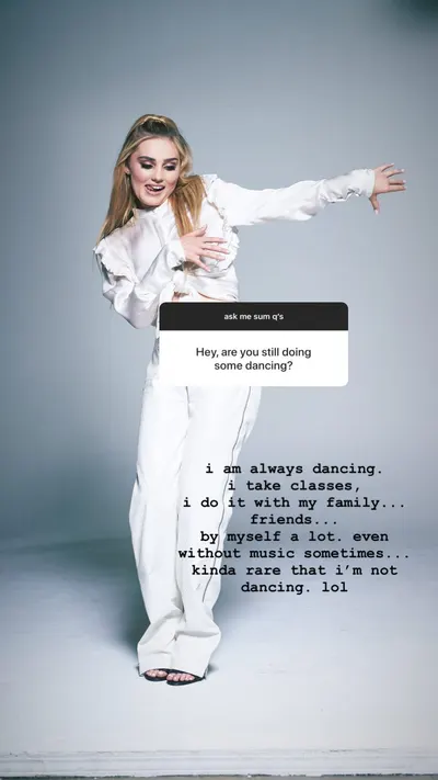 Meg Donnelly — foto de pies 15