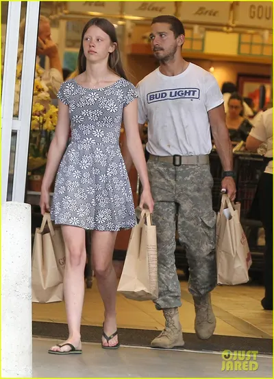 Mia Goth — Füße Foto 17