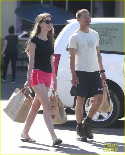 Mia Goth — Füße Foto 19