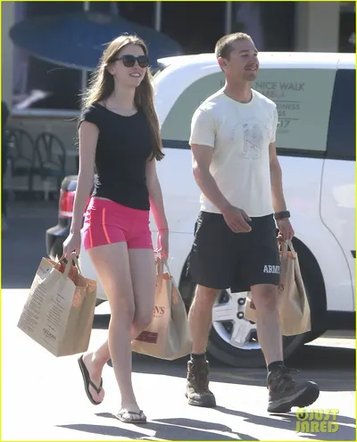 Mia Goth — Füße Foto 20