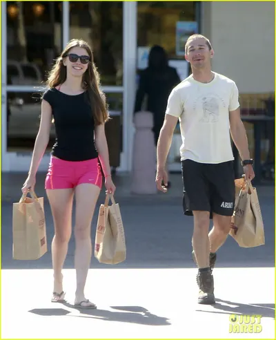 Mia Goth — Füße Foto 22