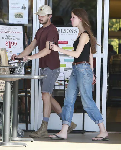 Mia Goth — Füße Foto 32