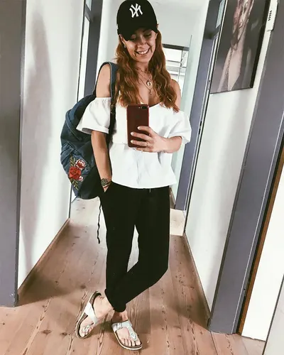 Oana Nechiti — foto de pies 18