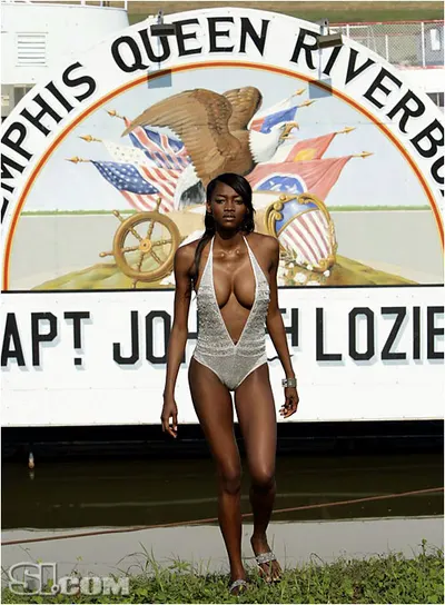 Oluchi Onweagba — Füße Foto 13