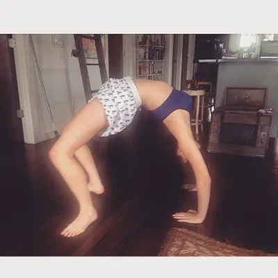 Rainey Qualley — photo de pieds 18
