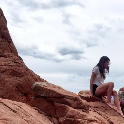 Rainey Qualley — photo de pieds 19