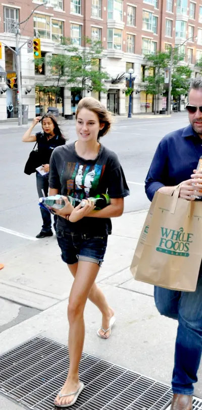 Shailene Woodley — foto de pies 18
