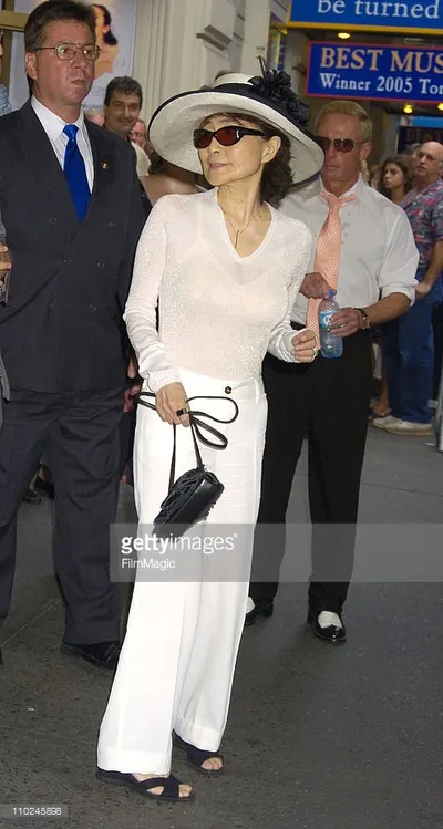 Yoko Ono — Füße Foto 22