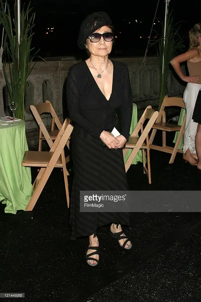 Yoko Ono — Füße Foto 23