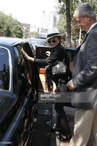Yoko Ono — Füße Foto 33