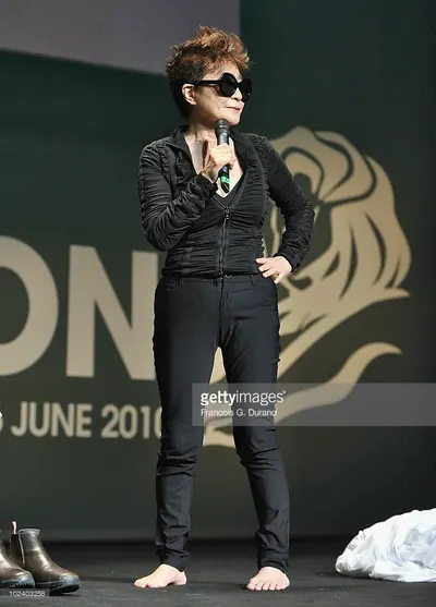 Yoko Ono — Füße Foto 37
